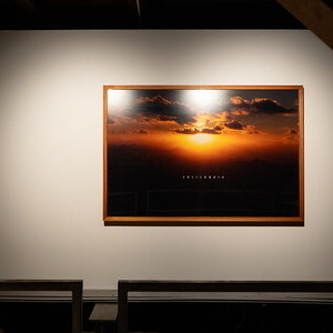 Claudia Schink, * 1960 in Kempen (DE), lebt in Köln und Berlin (DE), „Das Christentum“, Gesamtzyklus: „Das Abendland“SOLILOQUIA, 2001, Foto, Plexiglas, gerahmt, 140 x 202 x 6 cm, KULTUMUSEUM Graz, aus: Claudia Schink: SOLILOQUIA (2001) und: S
