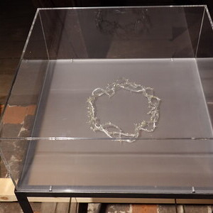                                        Claudia Schink, * 1960 in Kempen (DE), lebt in K?ln und Berlin (DE), ?Das Christentum?, Gesamtzyklus: ?Das Abendland? Rom, 1996, Glas mundgeblasen, ? ca. 20 cm, KULTUMUSEUM Graz, aus: Claudia Schink ?Das 