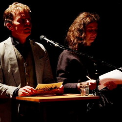 KLANG und KLAGE. Benefizkonzert f?r die UkraineInstitut f?r Slawistik in Kooperation mit KULTUMLAMENTATIONEN: Stimmperformancemit Hilde Kappes und Anna Petzer (Berlin)HERSTORY: Lesung mit Sofia Andruchowytsch (Kyjiw)ZHI ZHI NI NI: Audiovisuel