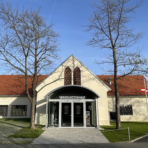 Außenansicht des fertiggestellten 'Spiegelgitterhaus Gleisdorf', das vom KULTUM aus betreut wird. 