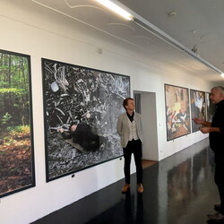 Zlatko Kopljar führte mit Kurator Johannes Rauchenberger durch die Ausstellung 'AUSLÖSCHUNG', 23.11.2024