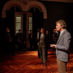 Gastkuratorin Katrin Bucher Trantow (Kunsthaus Graz) und Kurator Johannes Rauchenberger führten durch die Ausstellung 'EINATMEN – AUSATMEN'