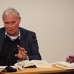 Lesung am 8. Mai 2026 mit Peter Waterhouse aus seinem neuen Werk Z Ypsilon X, mit einleitenden Worten von Johannes Rauchenberger und Edith Draxl. Gespräch und Moderation Paul Jandl.