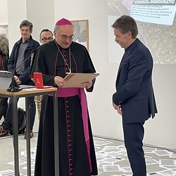 Eröffnung des Spiegelgitterhauses Gleisdorf (Sammlung Wolf) durch Bürgermeister Christoph Stark, Landeshauptmann Christopher Drexler und Diözesanbischof Wilhelm Krautwaschl.Laudatio: Walter Prügger,Einführung in die Ausstellung 'WENDEZEITEN/ZEITENW
