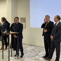 Eröffnung des Spiegelgitterhauses Gleisdorf (Sammlung Wolf) durch Bürgermeister Christoph Stark, Landeshauptmann Christopher Drexler und Diözesanbischof Wilhelm Krautwaschl.Laudatio: Walter Prügger,Einführung in die Ausstellung 'WENDEZEITEN/ZEITENW