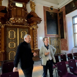 Zlatko Kopljar führte mit Kurator Johannes Rauchenberger durch die Ausstellung 'AUSLÖSCHUNG', 23.11.2024