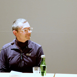 Doppelte Gäste: Thomas Ballhausen und Ferdinand Schmatz – 500 mg Orpheus Forte. | 17. November 2023 | Einführung: Barbara Rauchenberger  | Moderation des Gesprächs: Helwig Brunner. Foto: J. Rauchenberger