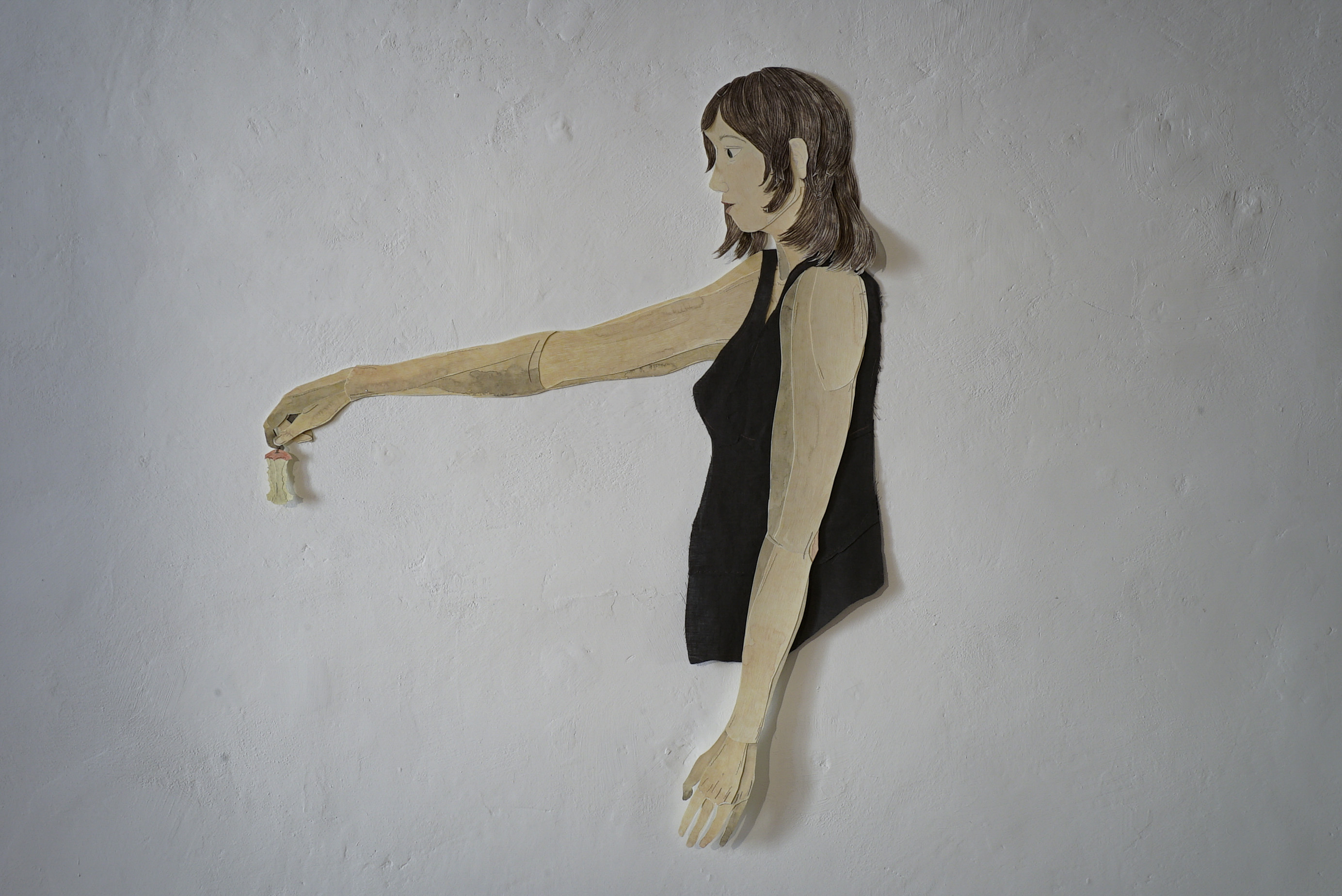 Iris Christine Aue 'das Geschenk', 2015, Farb- und Bleistift, Aquarell auf Papier, Stoff und Garn, 91 x 75 x 5 cm, Leihgabe der Künstlerin an das KULTUMdepot Graz, aus: Iris Christine Aue: Himmel & Hölle (2020)