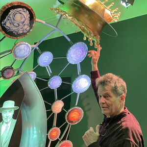 Henry Jesionka vor seinen Ausstellungsobjekten von 'FLEEING SHADOWS'Foto: J. Rauchenberger