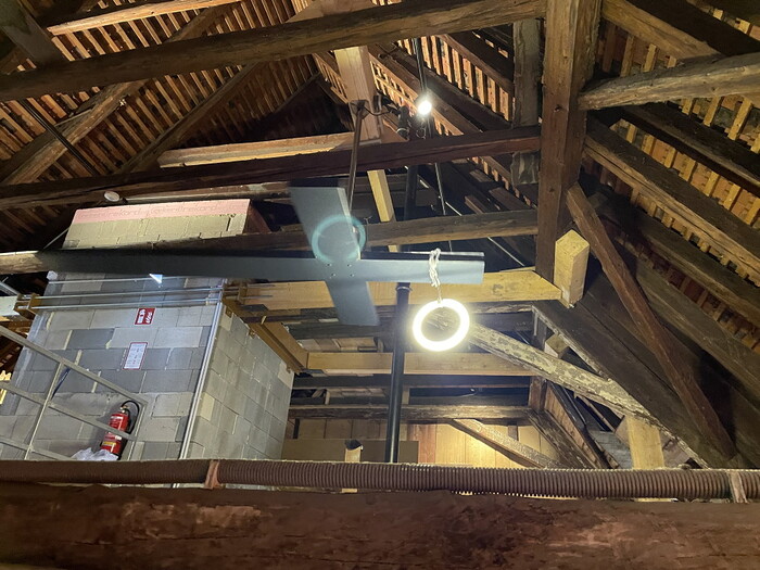 Werner Reiterer *1961 in Leibnitz (AT), lebt in Wien (AT), Wer Wind s?t?, 2014, Holz, Metall, Motor, diverse Elektronik, Neon, Farbe, 170 (variabel) x 153 x 270 cm, KULTUMUSEUM Graz, Ausstellungsansicht: GOTT HAT KEIN MUSEUM. Aspekte von Religion