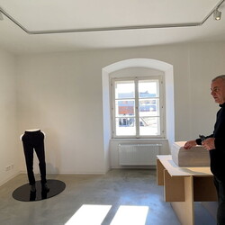 Zlatko Kopljar führte mit Kurator Johannes Rauchenberger durch die Ausstellung 'AUSLÖSCHUNG', 23.11.2024