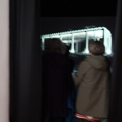 Lange Nacht der Kirchen, 23. Mai 2025: Kurator Johannes Rauchenberger führt durch die Ausstellung 'NUN MEHR – MEAN TIME' von Maaria Wirkkala