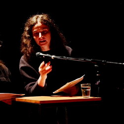 KLANG und KLAGE. Benefizkonzert f?r die UkraineInstitut f?r Slawistik in Kooperation mit KULTUMLAMENTATIONEN: Stimmperformancemit Hilde Kappes und Anna Petzer (Berlin)HERSTORY: Lesung mit Sofia Andruchowytsch (Kyjiw)ZHI ZHI NI NI: Audiovisuel