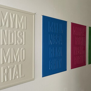 Michael ENDLICHER, Automagics, 2006/2022, 40x30 cm, Aluminiumblech geprägt, Auflage: 5+1, Ausstellungsansicht: Michael Endlicher: ZEICHEN SPRACHE IRONIE, KULTUM Graz, 11. Mai bis 13. Juli 2024, Kurator: Johannes Rauchenberger