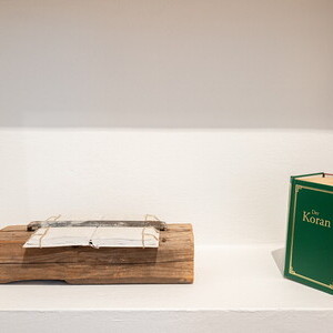 Gerhard Lojen, * 1935 in Graz (AT), + 2006 in Graz (AT), Buchobjekt, ca. 1990, Buch, Farbe, Holzstück, Eisenklammer, Spagat, 18,5 x 42,5 x 10,3 cm, KULTUMUSEUM Graz, aus: Hommage à Gerhard Lojen (2006/07) und Dort, wo unsere Sprache endet, komme i