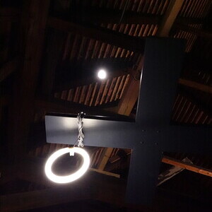                                 Werner Reiterer*1961 in Leibnitz (AT), lebt in Wien (AT)Wer Wind s?t?, 2014, Holz, Metall, Motor, diverse Elektronik, Neon, Farbe, 170 (variabel) x 153 x 270 cm, KULTUMUSEUM Graz, aus: reliqte, reloaded. Zum Erbe