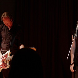 DIE H?HLENK?RPEREin poetisches Konzert mit Laure Gauthier (Text)& Olivier Mellano (Musik)Freitag, 28. April 2023, 19 UhrKULTUM [Im Cubus], Ein Abend in Kooperation mit der Kulturvermittlung Steiermark und der Literaturzeitschriftmanuskripte.Fo