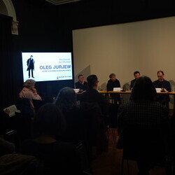 Nachwort der Dichter: Verse vom himmlischen Drucksatz | Poesie lesen von Oleg Jurjew am 26. November 2025 im[Cubus] mit Daniel Jurjew, Olga Marynova, Peter Waterhouse, Kathrin Schmidt und Richard Obermayr. Einf?hrung und Gespr?ch von Andreas Unterweg