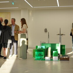 'Was tun Skulpturen ohne Aufsicht?' - Michael Kienzer und Anneliese Schrenk,KULTUMUSEUM im Spiegelgitterhaus Gleisdorf, 22. Mai 2026, Eröffnung: Kurator Johannes Rauchenberger