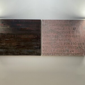Michael ENDLICHER, Vor allem die ungreifbare..., 2002, Könnte es sein, dass..., 2001 je 80x100 cm, Acryl und Lack auf Leinwand, Ausstellungsansicht: Michael Endlicher: ZEICHEN SPRACHE IRONIE, KULTUM Graz, 11. Mai bis 13. Juli 2024, Kurator: Johan