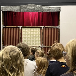 JUNGES PUBLIKUM_Bavastel Puppentheater Graz_Kasperl und das Krokodil. Foto: KULTUM/Hopper