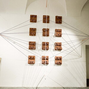 Zenita Komad, Keine Nation wird gegen eine andere das Schwert erheben, und sie werden den Krieg nicht mehr lernen! 2023, Installation, 12-teilig, je 41 x 31 cm,  Ausstellungsansicht: Zenita Komad: Nie wieder Krieg! KULTUMUSEUM Graz, 3.2.–26.5.2024, 