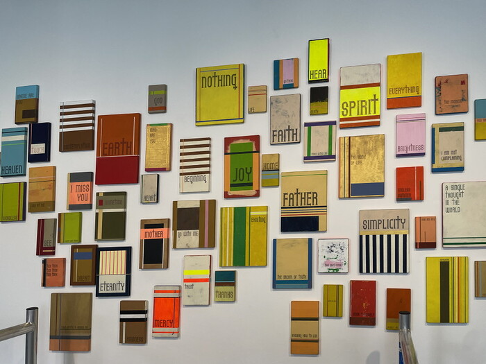 Heribert Friedl * 1969 in Feldbach (AT), lebt in Wien (AT)100 POEMS, 2021–2024, Acryl auf MDF-Platten, unterschiedliche Größen, KULTUMUSEUM Graz, aus: Heribert Friedl, 100 Poems (2023/24)KULTUMUSEUM Graz, Ausstellungsansicht: GOTT HAT KEIN MUSEUM