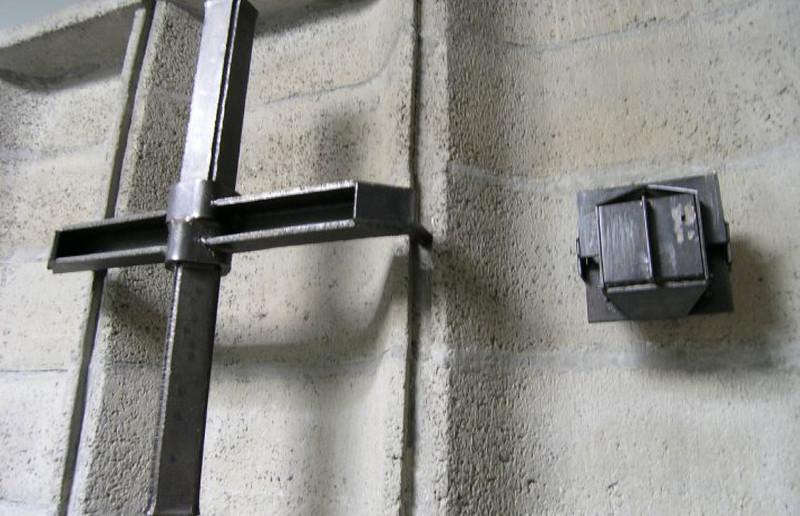 Tabernakel und Kreuz: Gerhardt Moswitzer (1965/66); STUDENTENKAPELLE KHG-GRAZ, LEECHGASSE 24