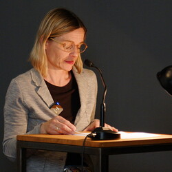 DER DOPPELTE GAST: Petra Ganglbauer und Auguste LaarUNUNTERBROCHEN (SCHWARZ) SEHENMittwoch, 10. Mai 2023, 19 UhrKULTUM [Im Cubus]EINF?HRUNG: Barbara RauchenbergerFoto: J.Rauchenberger/A. Babahmetovic