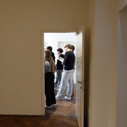 Ausstellungsführung Schulgruppe durch die Ausstellung 'Auslöschung' von Zlatko Kopljar durch Johannes Rauchenberger, Jänner 2025