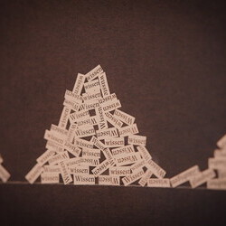 Jochen Höller,  * 1977 in Amstetten (AT), lebt in Wien (AT),  Wissen : Glauben, 2016,  Collage, Papier auf Karton, gerahmt: 114,6 x 182,5 cm; Auf der Ablage: (Holz): 182,5 x 18 cm: Die Bibel, die Lehren des Buddha, der Koran, die Upanishaden, die Tor