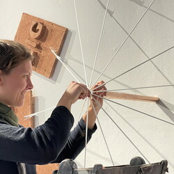 Aufbau der Ausstellung: Zenita Komad: NIE WIEDER KRIEG!KULTUM MUSEUM Graz, J?nner 2024Foto: KULTUM/Aufbauteam