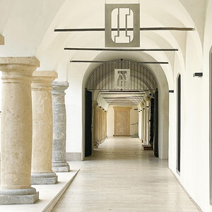 Michael ENDLICHER,  01, 2024, 50x40 cm, Edelstahl gefräst, Auflage: 3+1, Ausstellungsansicht: Michael Endlicher: ZEICHEN SPRACHE IRONIE, KULTUM Graz, 11. Mai bis 13. Juli 2024, Kurator: Johannes Rauchenberger