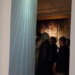 Lange Nacht der Kirchen, 23. Mai 2025: Kurator Johannes Rauchenberger führt durch die Ausstellung 'NUN MEHR – MEAN TIME' von Maaria Wirkkala