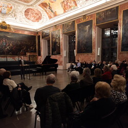 Im Bann (s)einer großen Erzählung: Josef Fink (1941–1999)Eröffnung im Minoritensaal, 28. Februar 2025Mit Johannes Rauchenberger, Elisabeth Koller (Kuratoren)Generalvika Erich Linhardt, Walter Prügger, Leiter des Ressorts 'Bildung, Kunst und Kultu