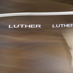 Ruth Schnell, *1958 in Bludenz (AT), lebt in Wien (AT), CUIUS REGIO – WES DAS LAND (WHOSE REALM), 2018/2022, Kunststoff und Leuchtdioden, KULTUMUSEUM Graz, aus: Last&Inspiration. 800 Jahre Diözese Graz-Seckau (2018), adaptiert für KULTUMUSEUM Graz