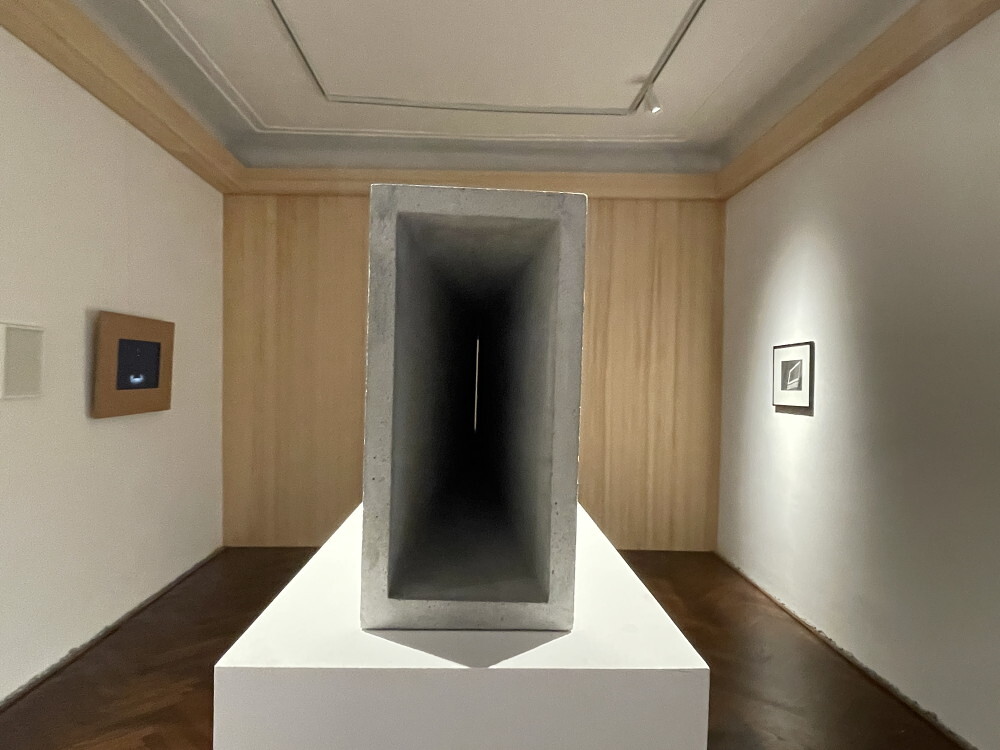 Zlatko Kopljar, K22 Failure, 2019 Betonobjekt,  Ausstellungsansicht: Zlatko Kopljar: AUSL?SCHUNG | ERASION. KULTUMUSEUM Graz, 27. Sept. 2024 ? 12. Jan. 2025 Kurator: Johannes Rauchenberger