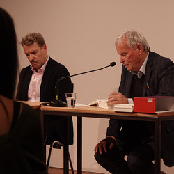 Lesung am 8. Mai 2026 mit Peter Waterhouse aus seinem neuen Werk Z Ypsilon X, mit einleitenden Worten von Johannes Rauchenberger und Edith Draxl. Gespräch und Moderation Paul Jandl.