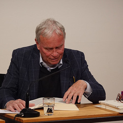 Lesung am 8. Mai 2026 mit Peter Waterhouse aus seinem neuen Werk Z Ypsilon X, mit einleitenden Worten von Johannes Rauchenberger und Edith Draxl. Gespräch und Moderation Paul Jandl.