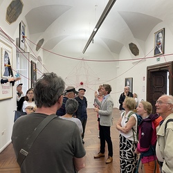 Lange Nacht der Kirchen 2024_'Nie wieder Krieg!'_Zenita Komad_Kuratorenführung. Foto: KULTUM