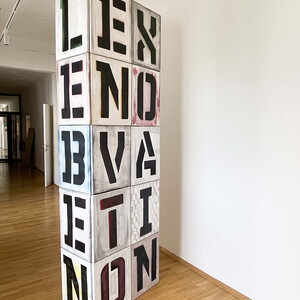 Michael Endlicher, Monolith_1, 2023, 30 Buchstabenbilder, verschraubt, 250x80x40 cm, Ausstellungsansicht: Michael Endlicher: ZEICHEN SPRACHE IRONIE, KULTUM Graz, 11. Mai bis 13. Juli 2024, Kurator: Johannes Rauchenberger