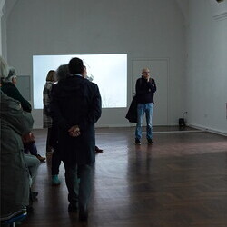 Lange Nacht der Kirchen, 23. Mai 2025: Kurator Johannes Rauchenberger führt durch die Ausstellung 'NUN MEHR – MEAN TIME' von Maaria Wirkkala
