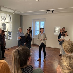 Lange Nacht der Kirchen 2024_'Nie wieder Krieg!'_Zenita Komad_Kuratorenführung. Foto: KULTUM