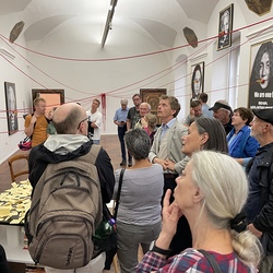 Lange Nacht der Kirchen 2024_'Nie wieder Krieg!'_Zenita Komad_Kuratorenführung. Foto: KULTUM