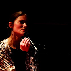 KLANG und KLAGE. Benefizkonzert f?r die UkraineInstitut f?r Slawistik in Kooperation mit KULTUMLAMENTATIONEN: Stimmperformancemit Hilde Kappes und Anna Petzer (Berlin)HERSTORY: Lesung mit Sofia Andruchowytsch (Kyjiw)ZHI ZHI NI NI: Audiovisuel