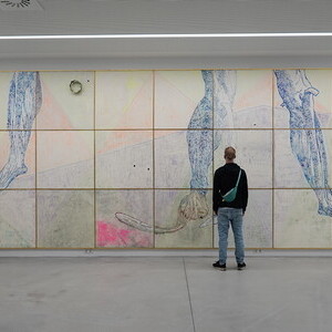 Anneliese Schrenk: … no more … kings, queens …  , 2024-25je 1m2 (21-teilig), 303x707cm, Leder/Ausstoßhaut auf Keilrahmen, Beine tätowiert + pigmentiert, Hintergrund tätowiert, aufgeraut, gebrannt, pigmentiert, künstliche Wimpern, Rubbeltattoo, Unika