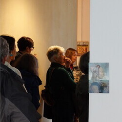 Lange Nacht der Kirchen, 23. Mai 2025: Kurator Johannes Rauchenberger führt durch die Ausstellung 'NUN MEHR – MEAN TIME' von Maaria Wirkkala