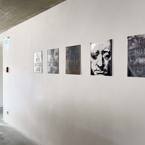 Michael Endlicher, 62er Kopfbleche, 2016/2022, bedrucktes u. geprägtes Aluminiumblech, 40x30 cm, Auflage: 3+1, Ausstellungsansicht: Michael Endlicher: ZEICHEN SPRACHE IRONIE, KULTUM Graz, 11. Mai bis 13. Juli 2024, Kurator: Johannes Rauchenberger