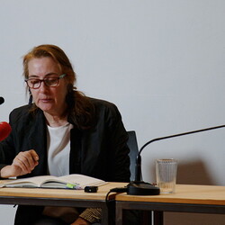 DER DOPPELTE GAST: Petra Ganglbauer und Auguste LaarUNUNTERBROCHEN (SCHWARZ) SEHENMittwoch, 10. Mai 2023, 19 UhrKULTUM [Im Cubus]EINF?HRUNG: Barbara RauchenbergerFoto: J.Rauchenberger/A. Babahmetovic