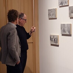                                 Kurator Johannes Rauchenberger mit Adrian Paci in der Ausstellung 'Gott hat kein Museum' am 19.3.2026